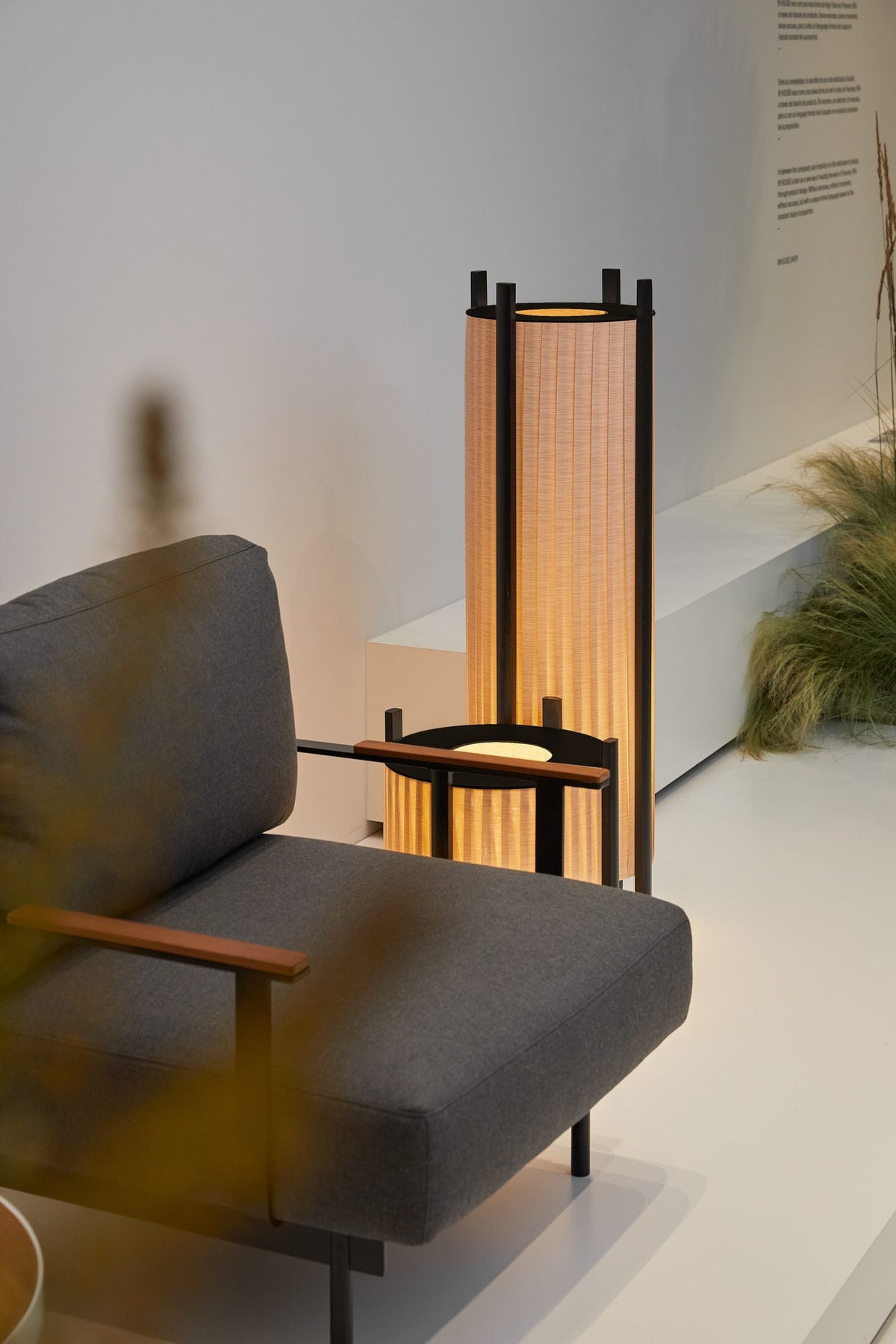 Lámpara de pie de exterior – Milan Rol – diseño cilíndrico en vidrio soplado con patas de madera de iroko, 2 acabados