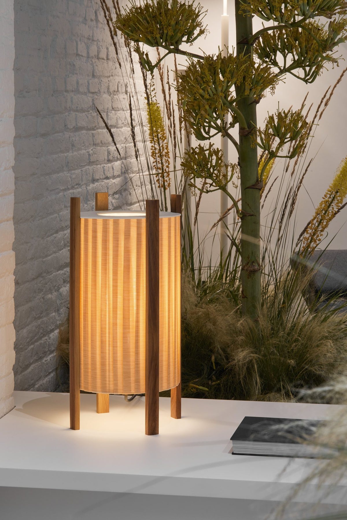 Lámpara de pie de exterior – Milan Rol – diseño cilíndrico en vidrio soplado con patas de madera de iroko, 2 acabados
