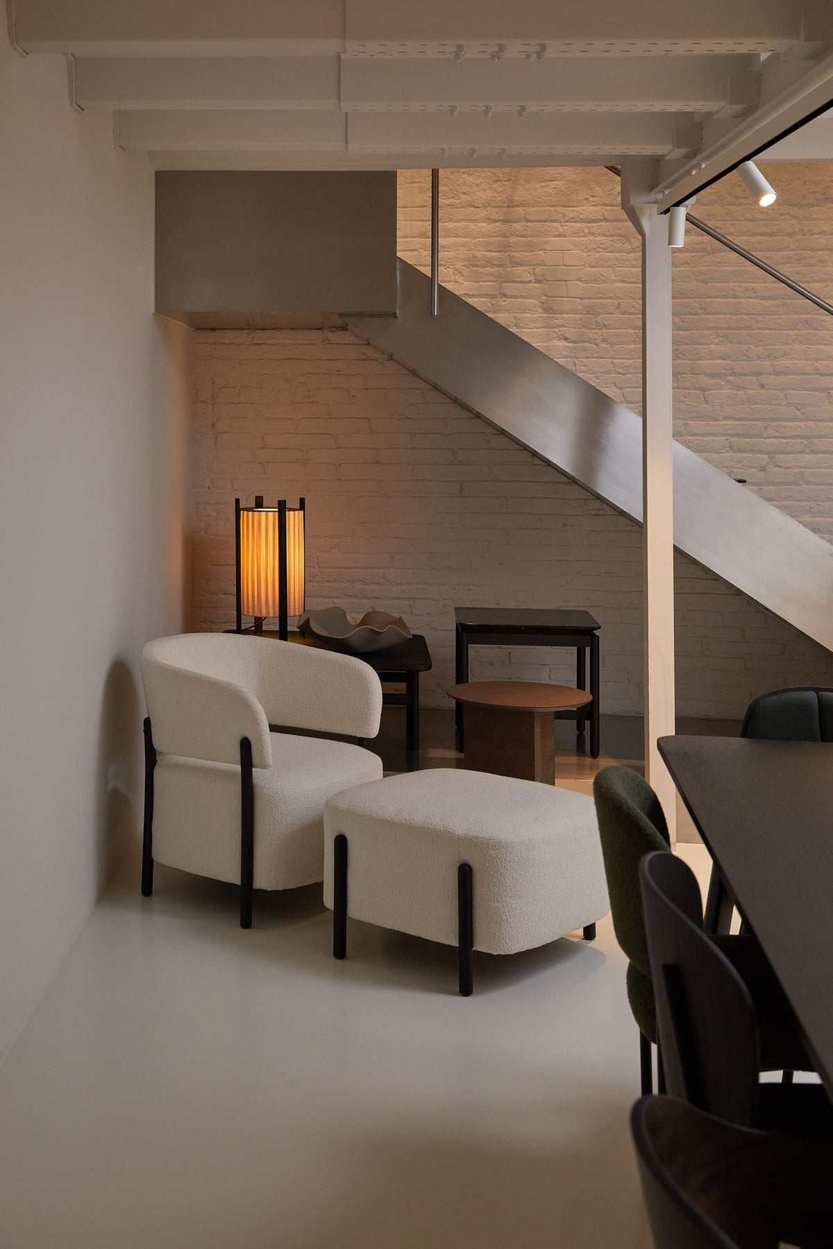 Lámpara de pie de exterior – Milan Rol – diseño cilíndrico en vidrio soplado con patas de madera de iroko, 2 acabados