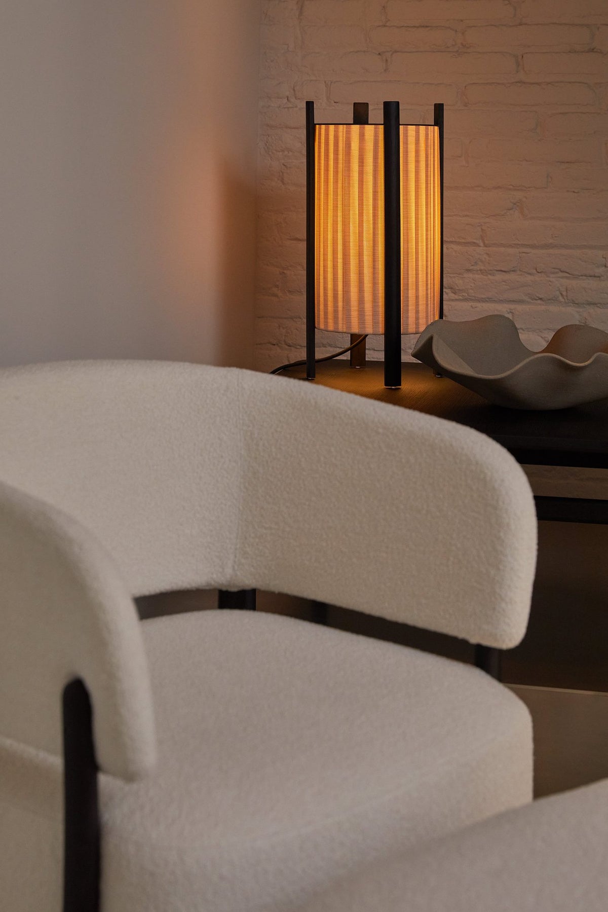 Lámpara de pie de exterior – Milan Rol – diseño cilíndrico en vidrio soplado con patas de madera de iroko, 2 acabados