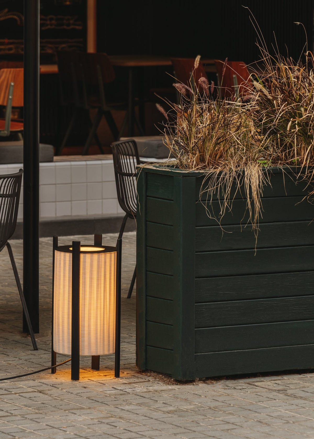 Lámpara de pie de exterior – Milan Rol – diseño cilíndrico en vidrio soplado con patas de madera de iroko, 2 acabados