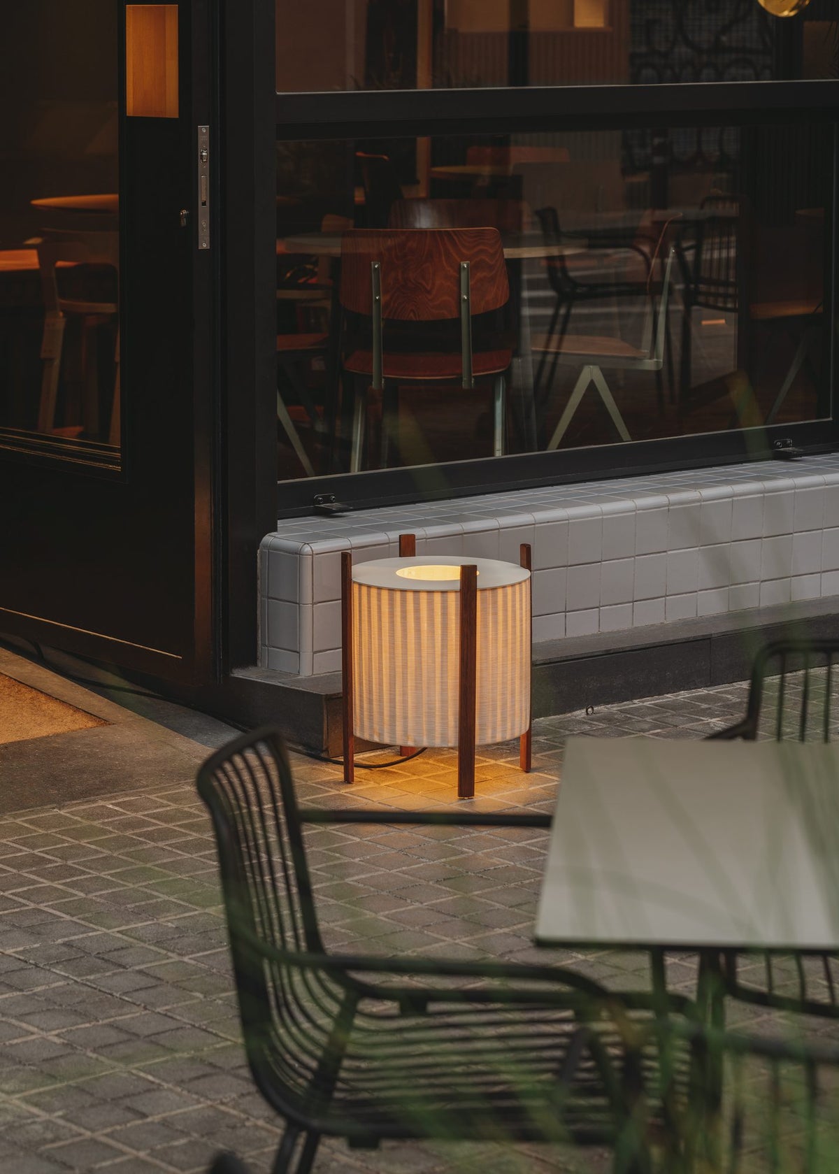 Lámpara de pie de exterior – Milan Rol – diseño cilíndrico en vidrio soplado con patas de madera de iroko, 2 acabados