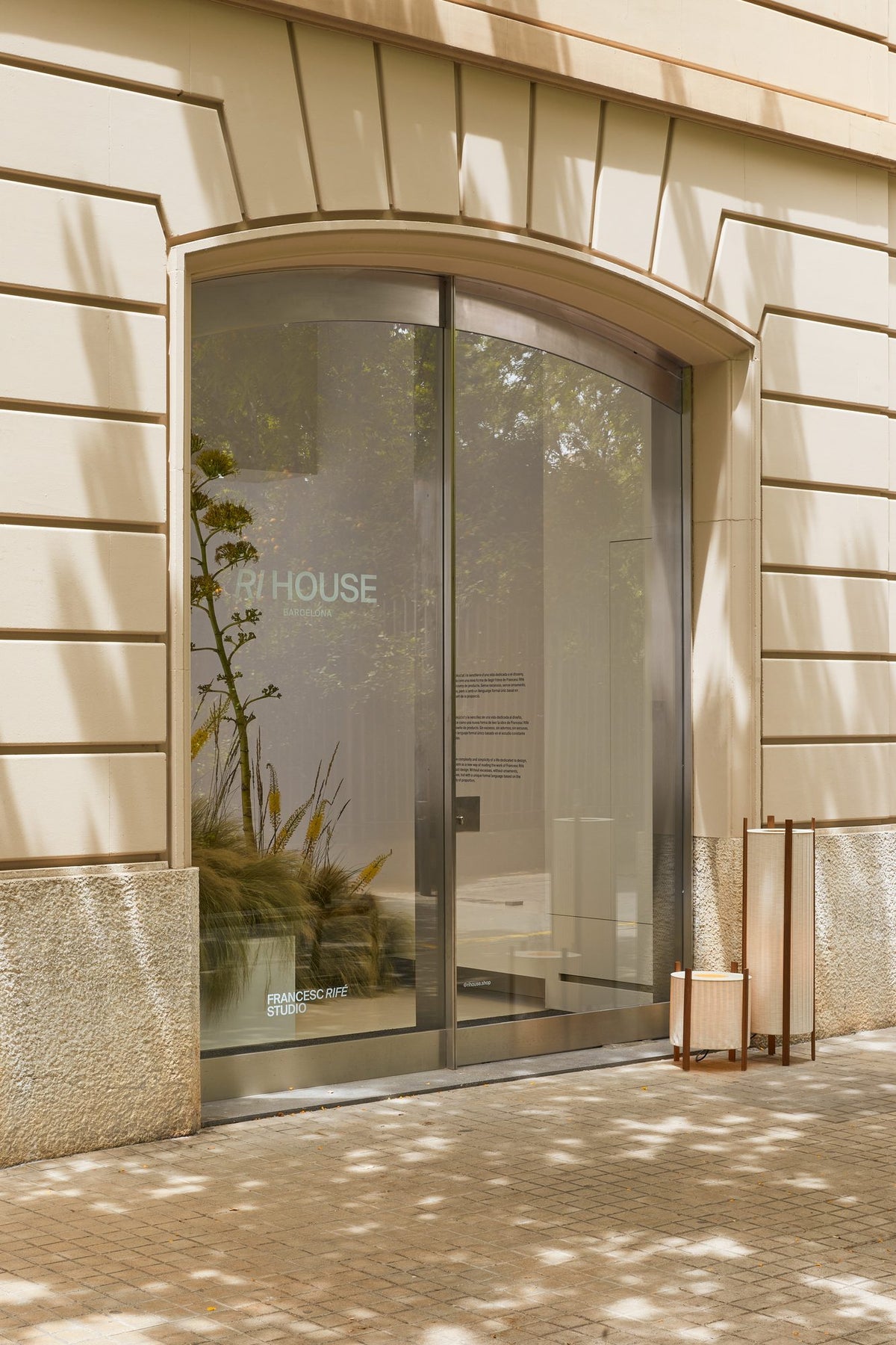 Lámpara de pie de exterior – Milan Rol – diseño cilíndrico en vidrio soplado con patas de madera de iroko, 2 acabados