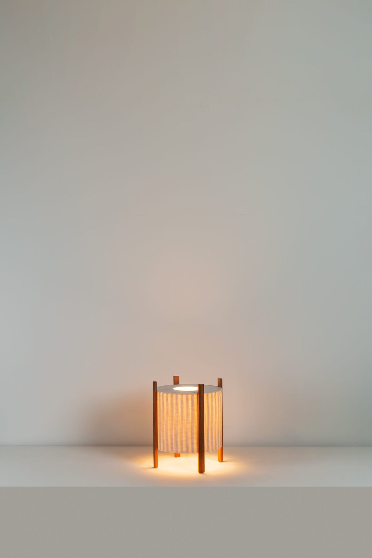 Lámpara de pie de exterior – Milan Rol – diseño cilíndrico en vidrio soplado con patas de madera de iroko, 2 acabados