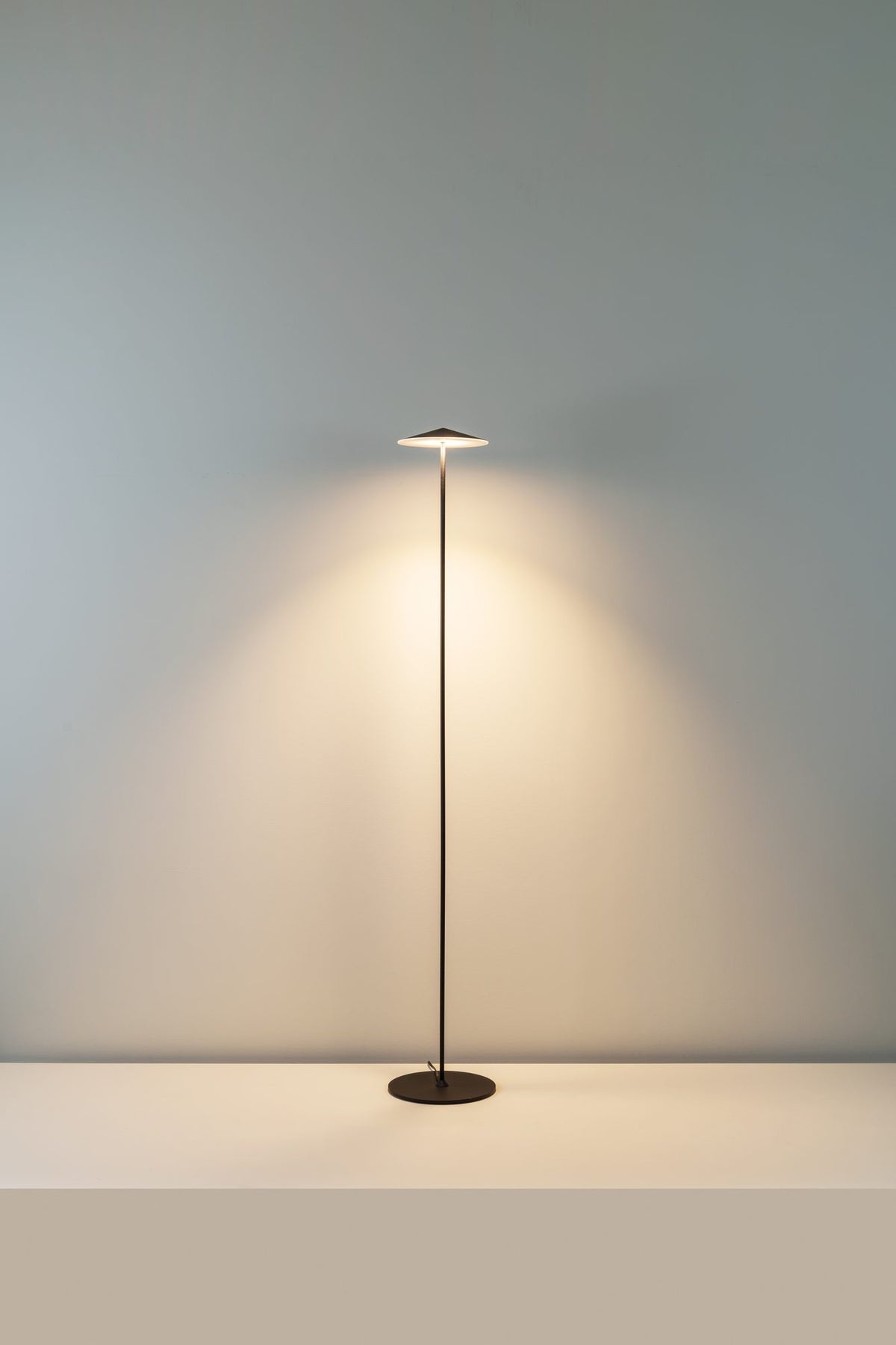 Lámpara de pie de salón 160 cm – Milan Pla – cuerpo de aluminio inyectado, 4 acabados