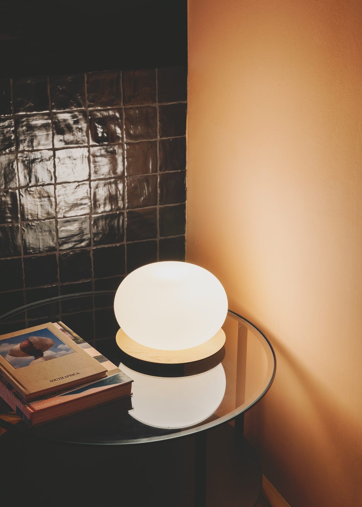 Lámpara de sobremesa Ø27 cm – Milan Knock – base reversible en madera de fresno con globo de vidrio soplado