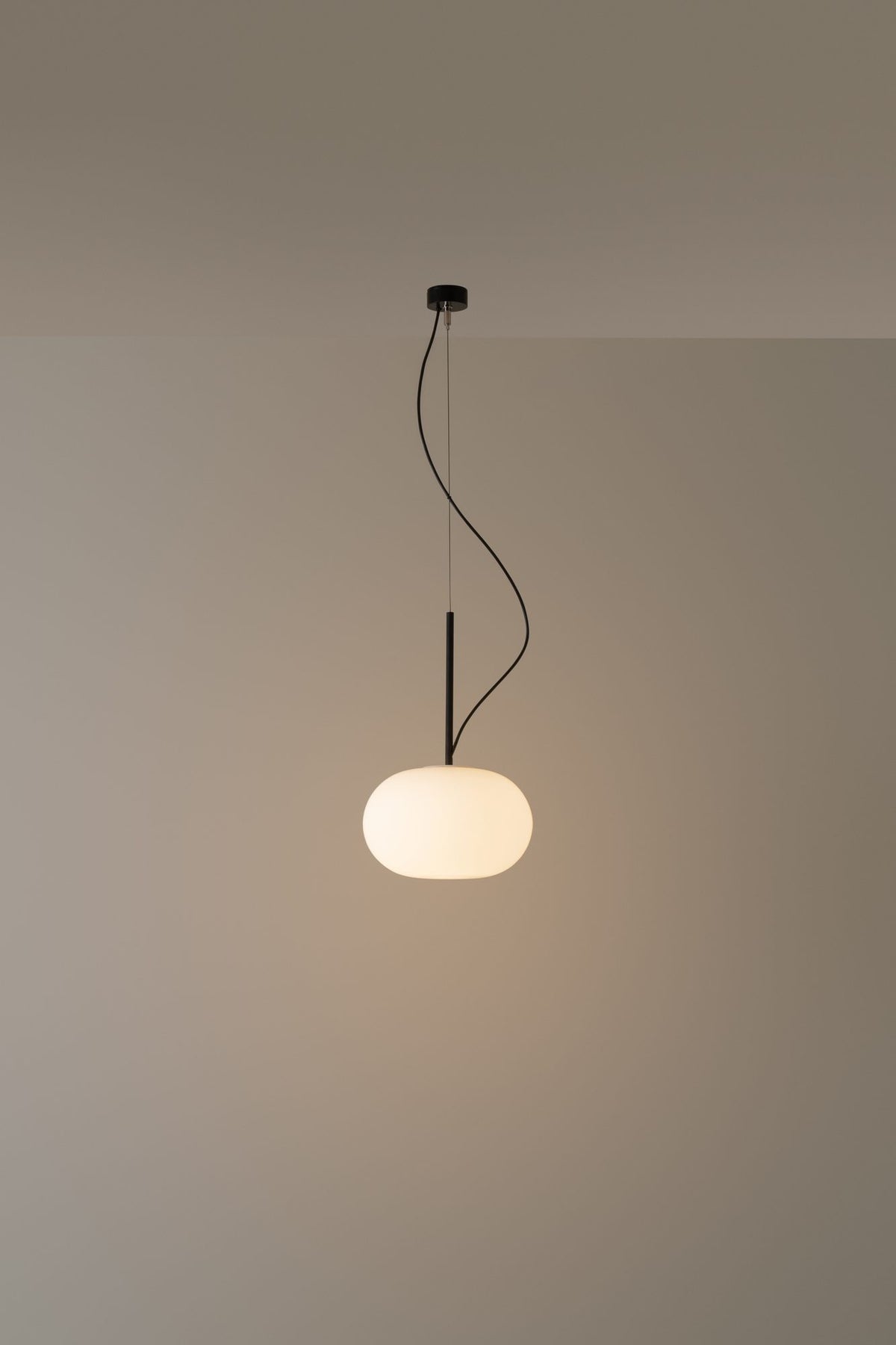 Lámpara colgante – Milan Span – esfera de vidrio soplado, acabado negro texturado