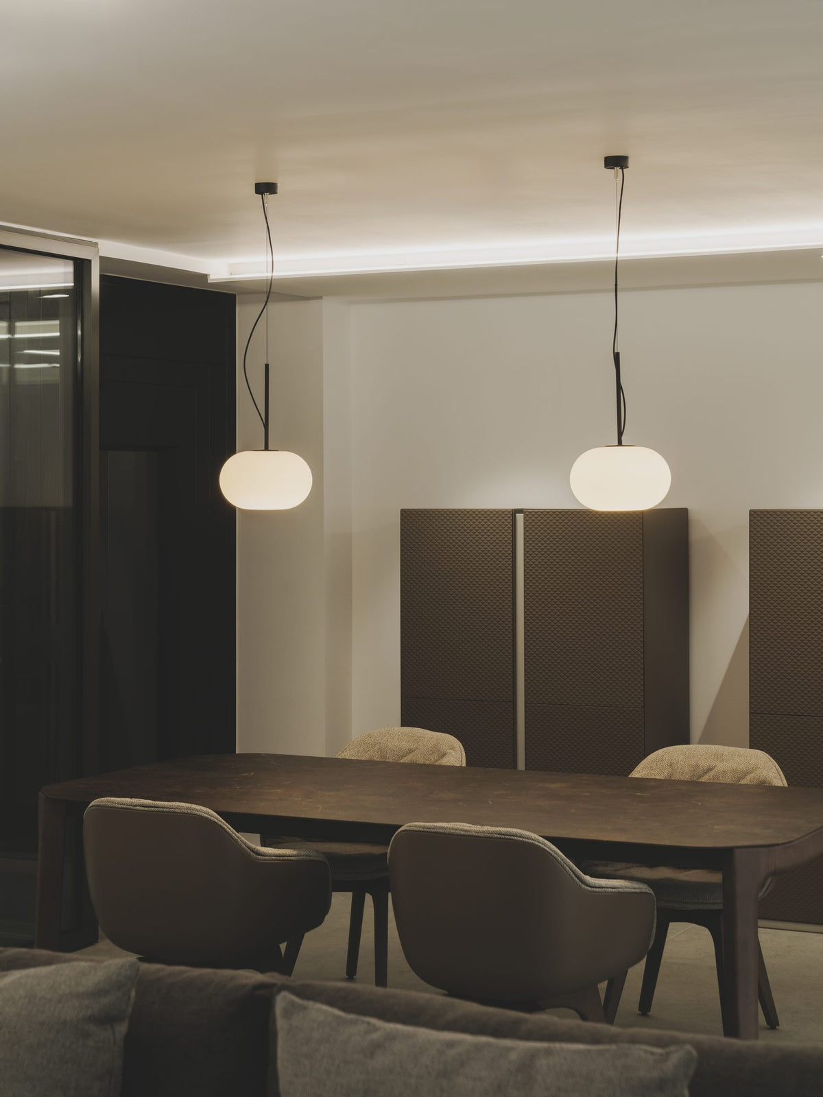 Lámpara colgante – Milan Span – esfera de vidrio soplado, acabado negro texturado