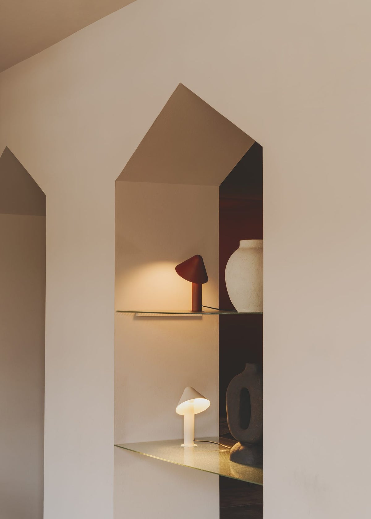Lámpara de sobremesa – Milan Shita – silueta orgánica en acero con pantalla orientable, 4 acabados
