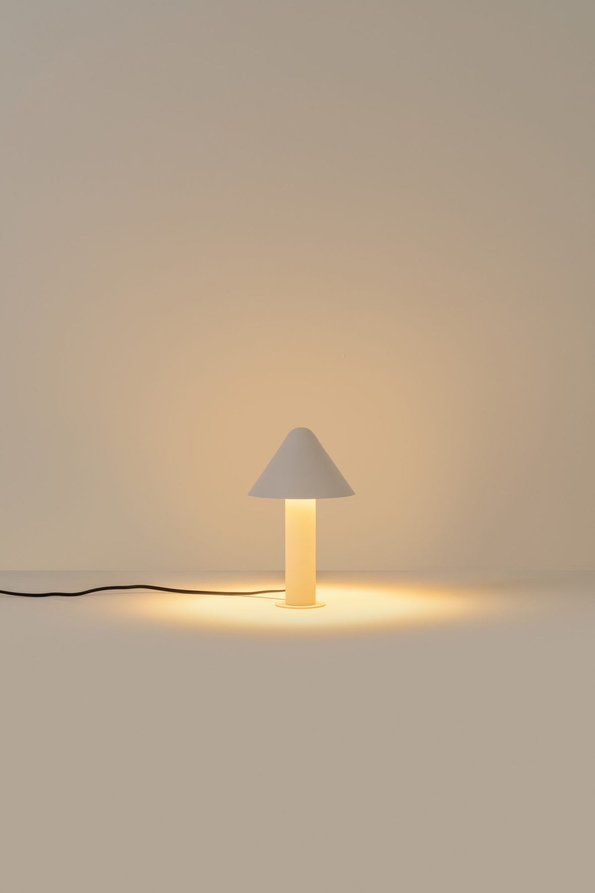 Lámpara de sobremesa – Milan Shita – silueta orgánica en acero con pantalla orientable, 4 acabados