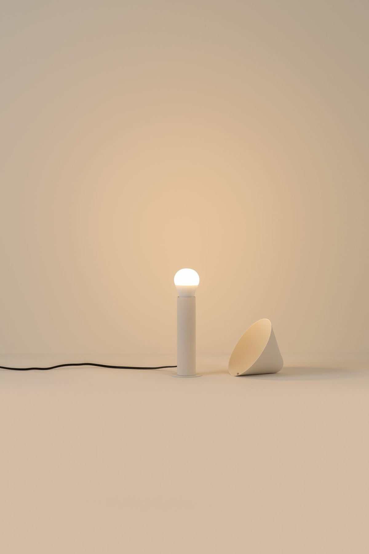 Lámpara de sobremesa – Milan Shita – silueta orgánica en acero con pantalla orientable, 4 acabados