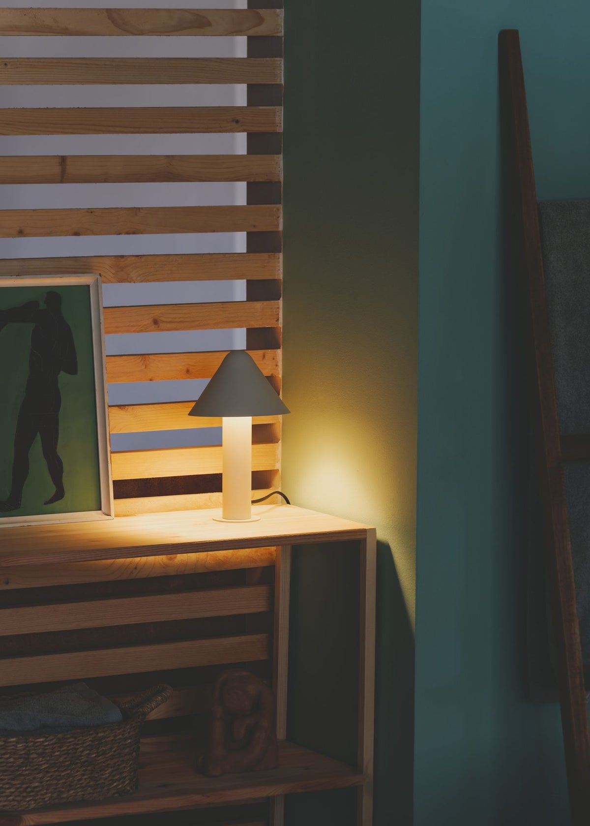 Lámpara de sobremesa – Milan Shita – silueta orgánica en acero con pantalla orientable, 4 acabados