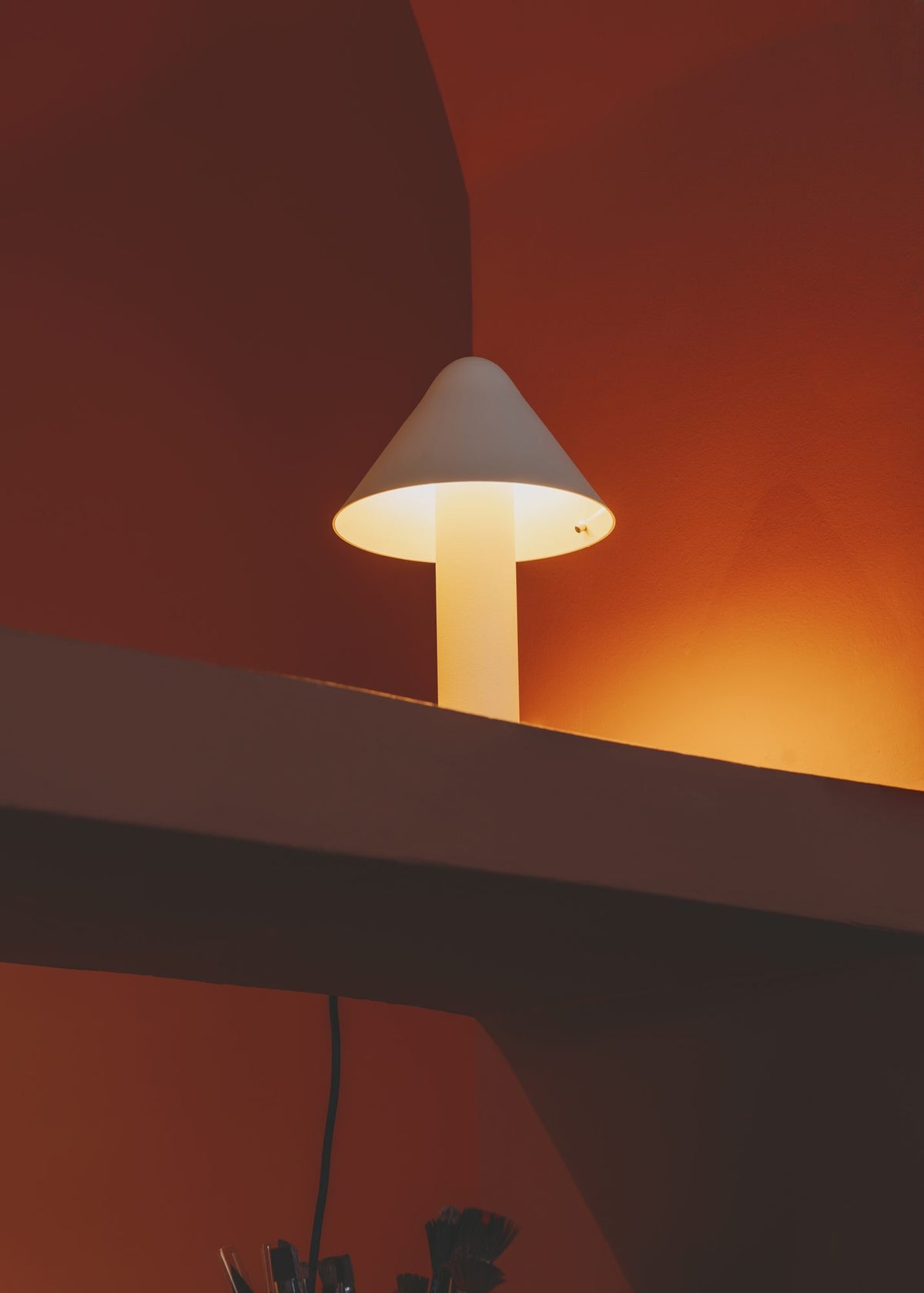 Lámpara de sobremesa – Milan Shita – silueta orgánica en acero con pantalla orientable, 4 acabados