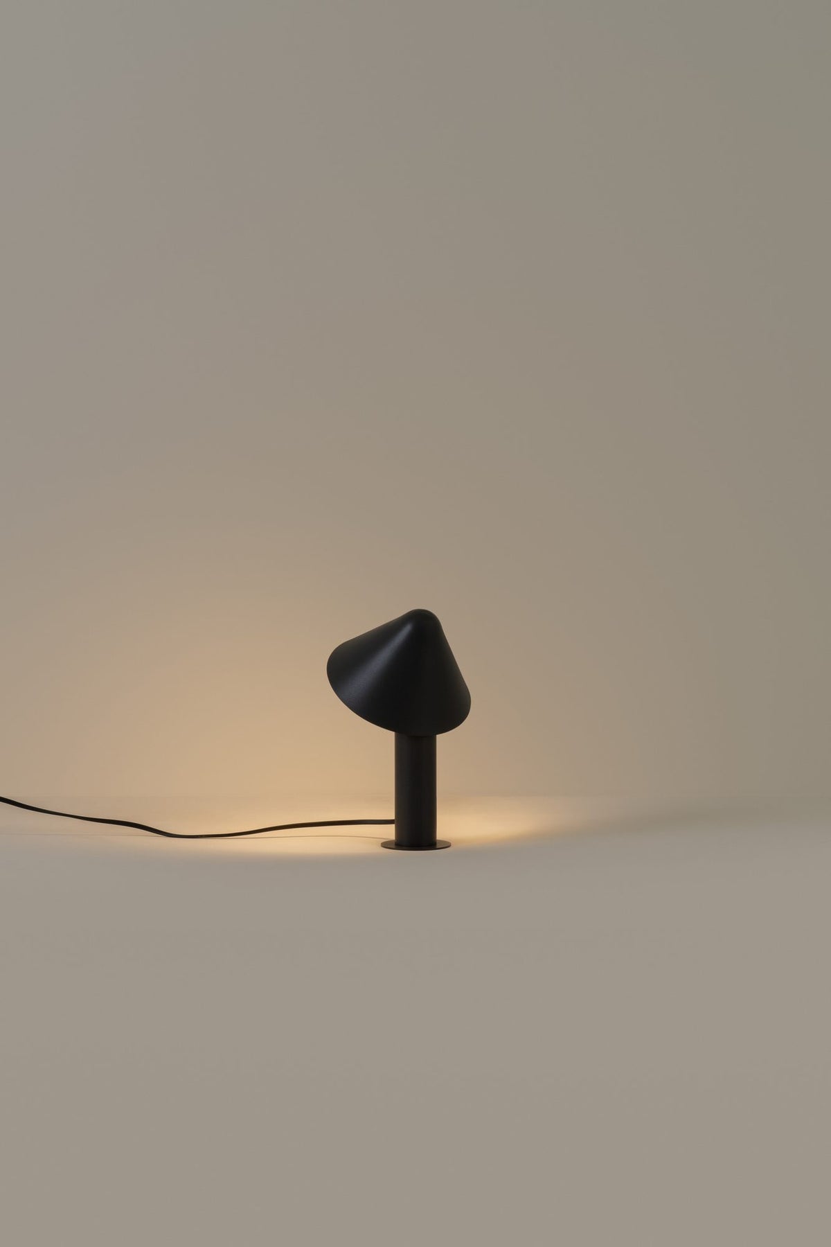 Lámpara de sobremesa – Milan Shita – silueta orgánica en acero con pantalla orientable, 4 acabados