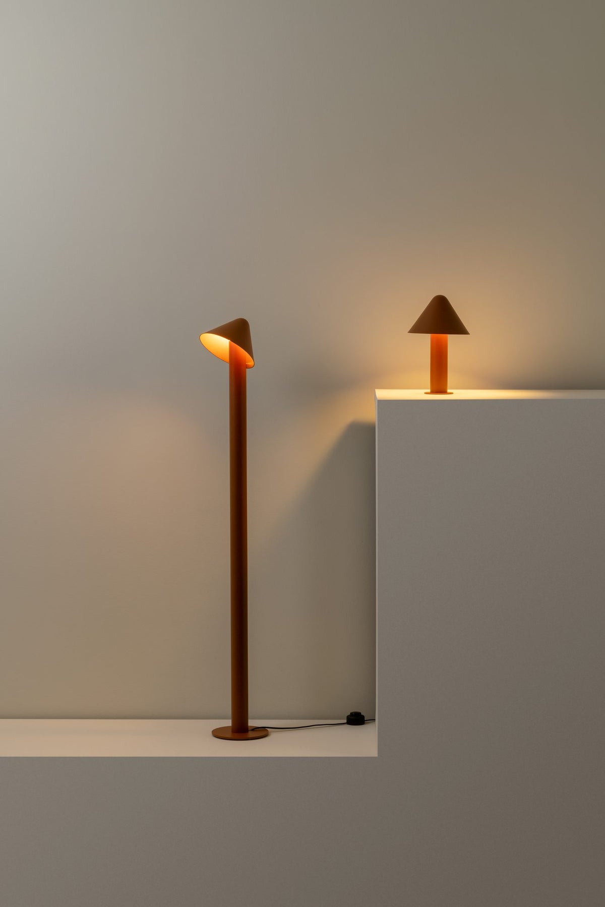 Lámpara de pie de salón 110 cm – Milan Shita – silueta orgánica en acero con pantalla orientable, 4 acabados