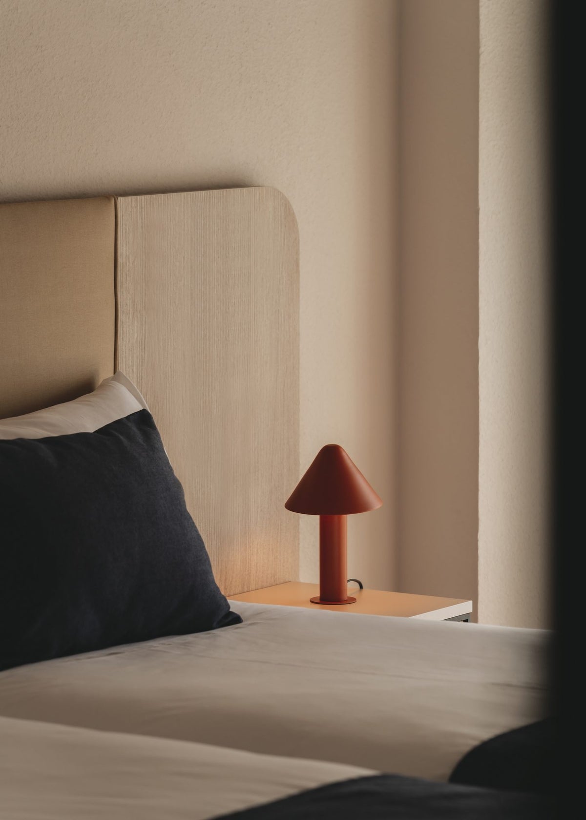 Lámpara de sobremesa – Milan Shita – silueta orgánica en acero con pantalla orientable, 4 acabados
