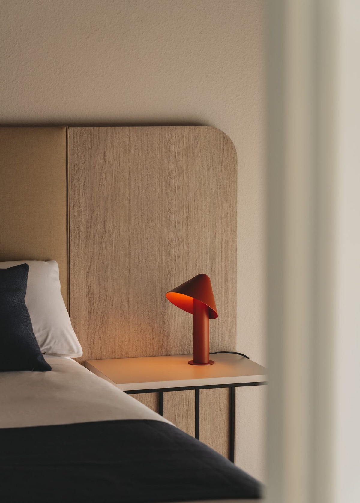 Lámpara de sobremesa – Milan Shita – silueta orgánica en acero con pantalla orientable, 4 acabados