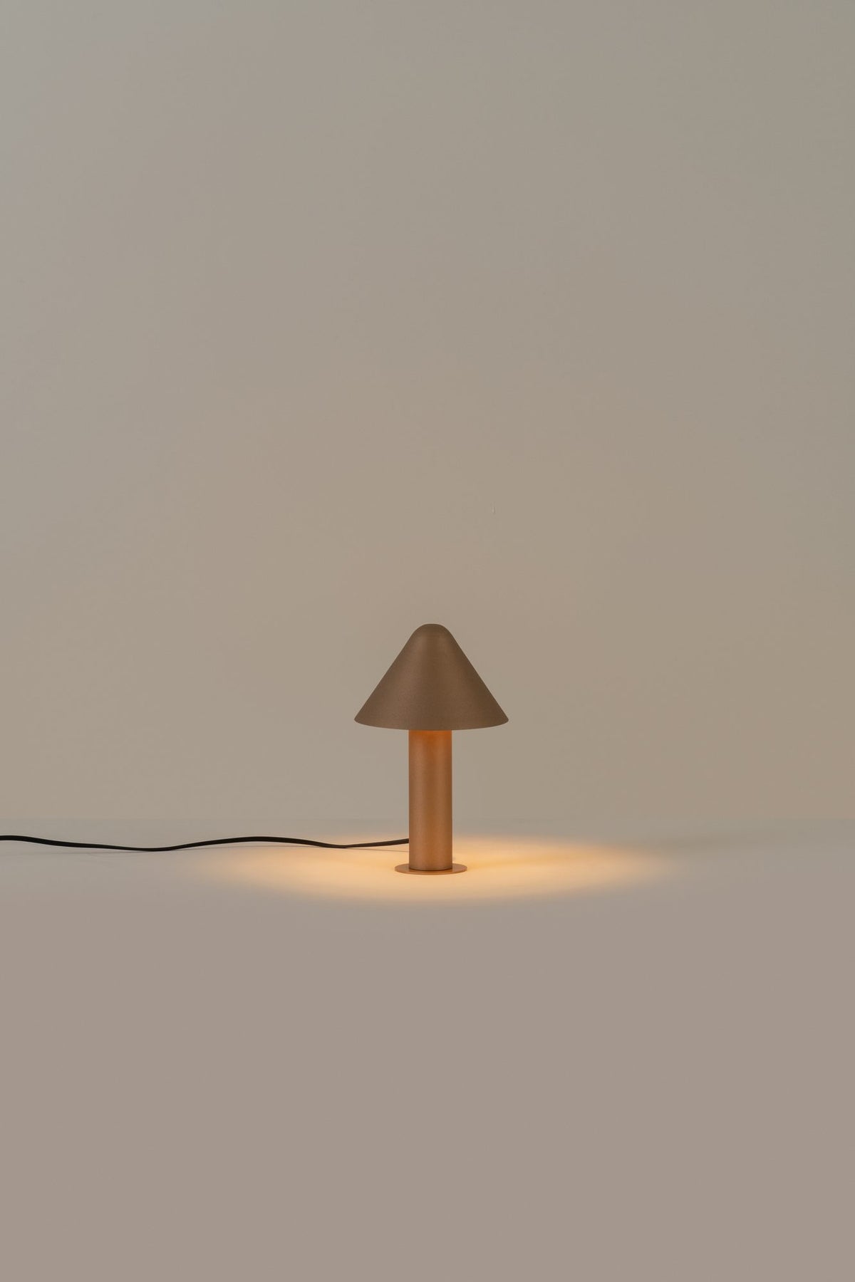 Lámpara de sobremesa – Milan Shita – silueta orgánica en acero con pantalla orientable, 4 acabados