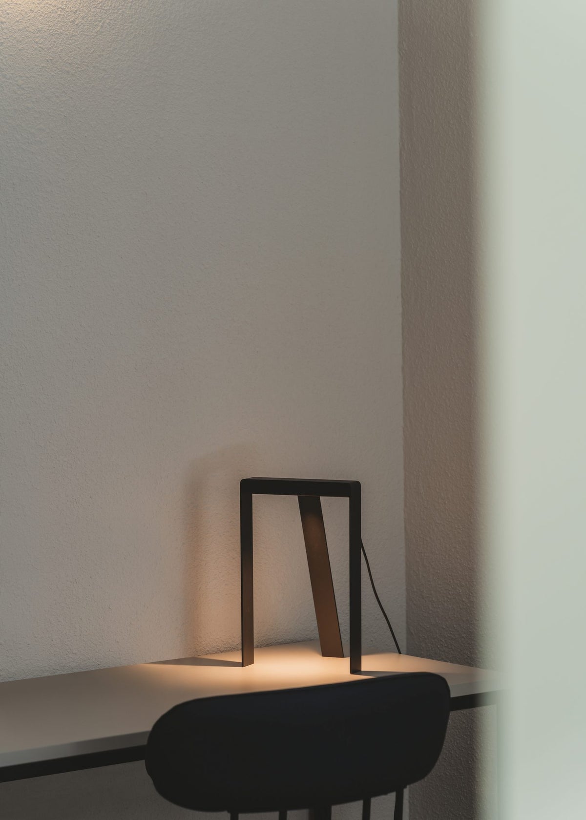 Lámpara de sobremesa – Milan Tempe – diseño en chapa metálica plegada con forma de T, 4 acabados