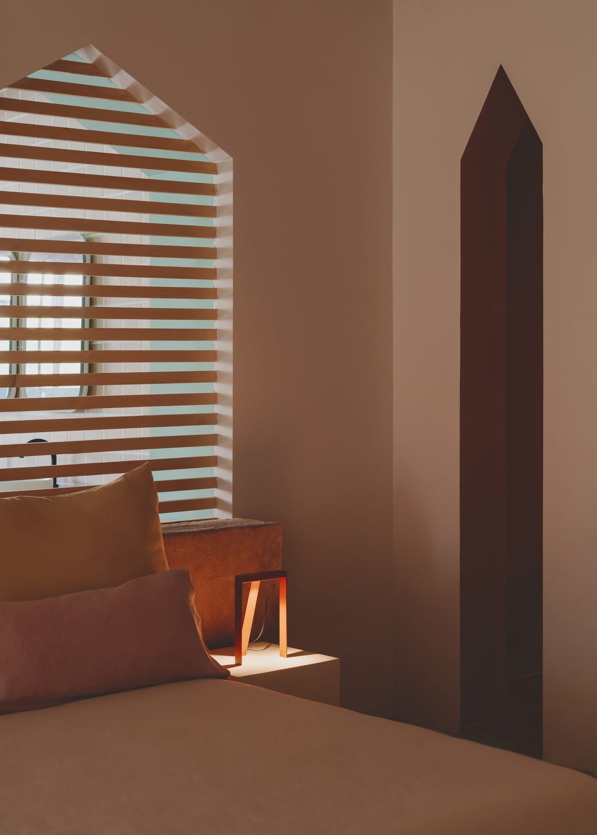 Lámpara de sobremesa – Milan Tempe – diseño en chapa metálica plegada con forma de T, 4 acabados