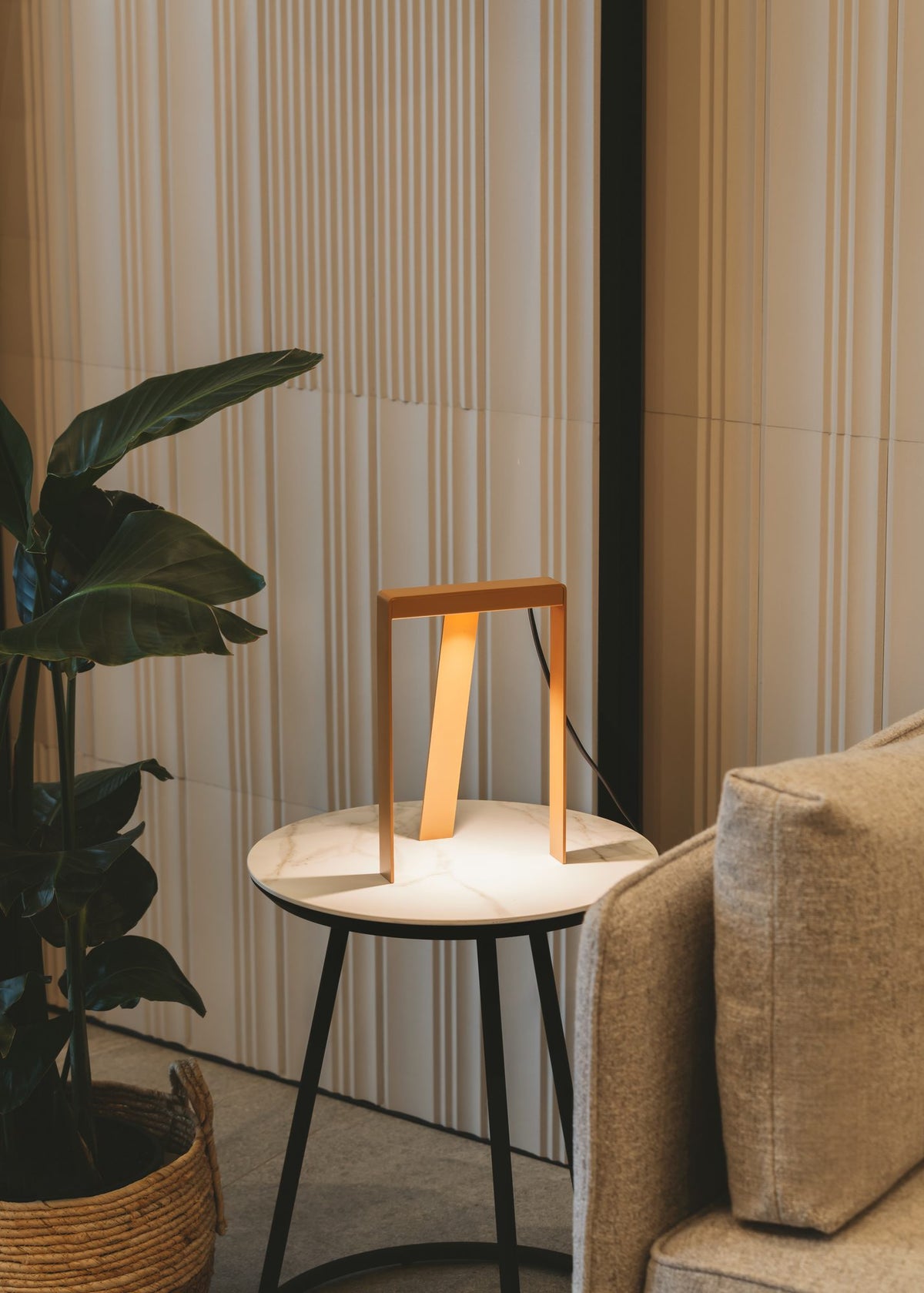 Lámpara de sobremesa – Milan Tempe – diseño en chapa metálica plegada con forma de T, 4 acabados