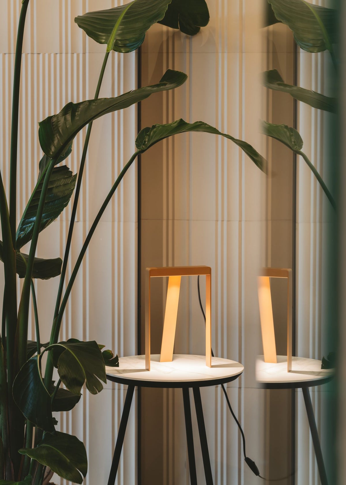 Lámpara de sobremesa – Milan Tempe – diseño en chapa metálica plegada con forma de T, 4 acabados