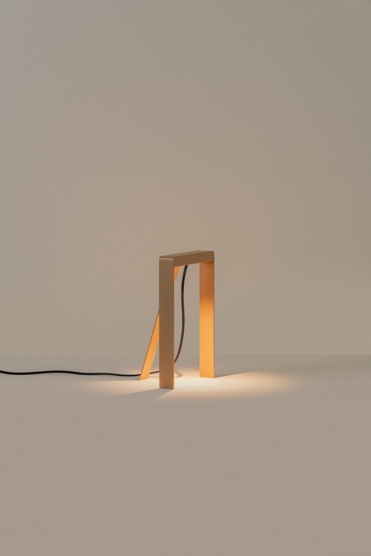 Lámpara de sobremesa – Milan Tempe – diseño en chapa metálica plegada con forma de T, 4 acabados