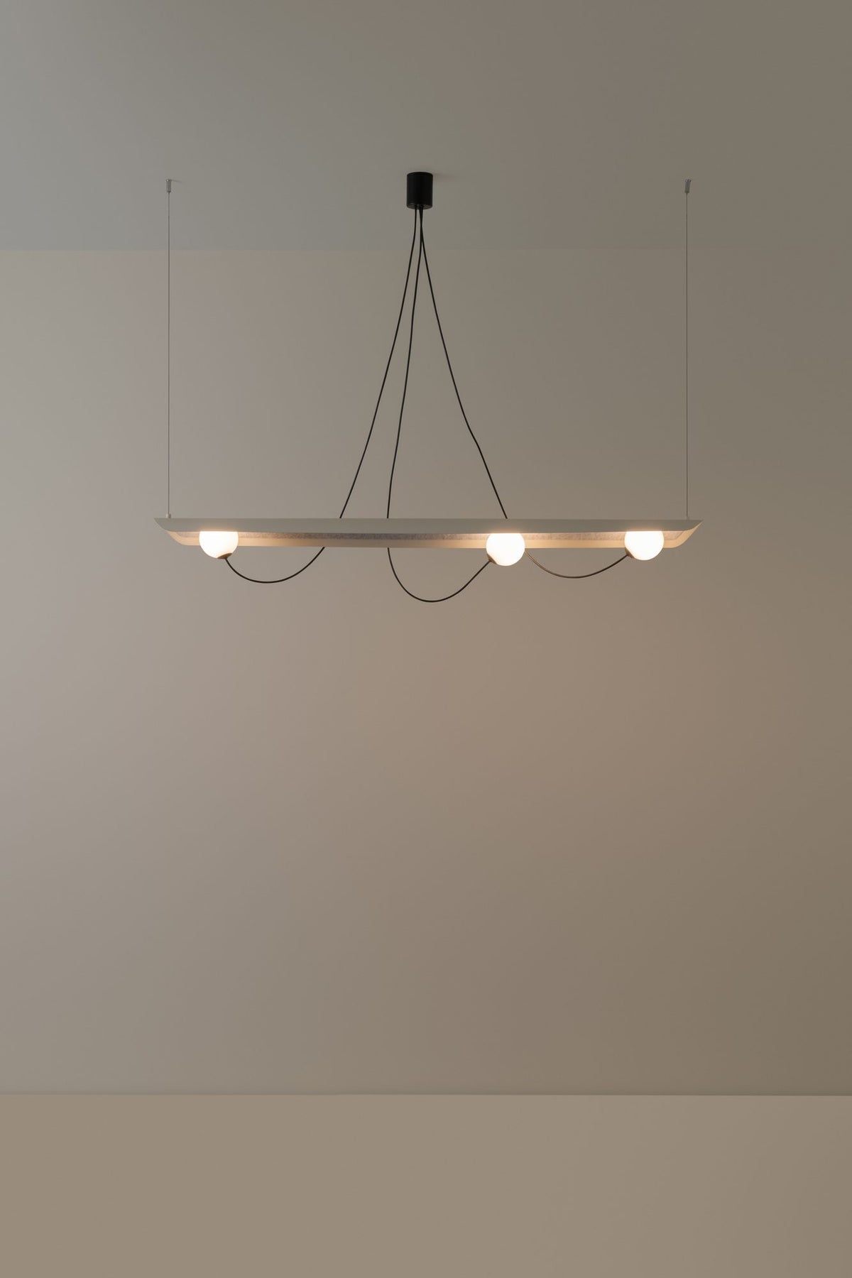 Lámpara colgante de tres luces – Milan Wire – tulipas de cristal conectadas a pantallas textiles mediante hilos, 3 acabados