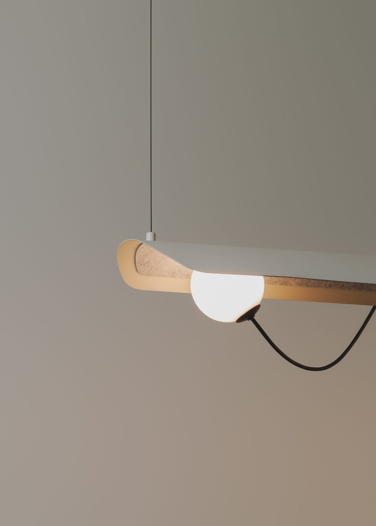 Lámpara colgante de tres luces – Milan Wire – tulipas de cristal conectadas a pantallas textiles mediante hilos, 3 acabados