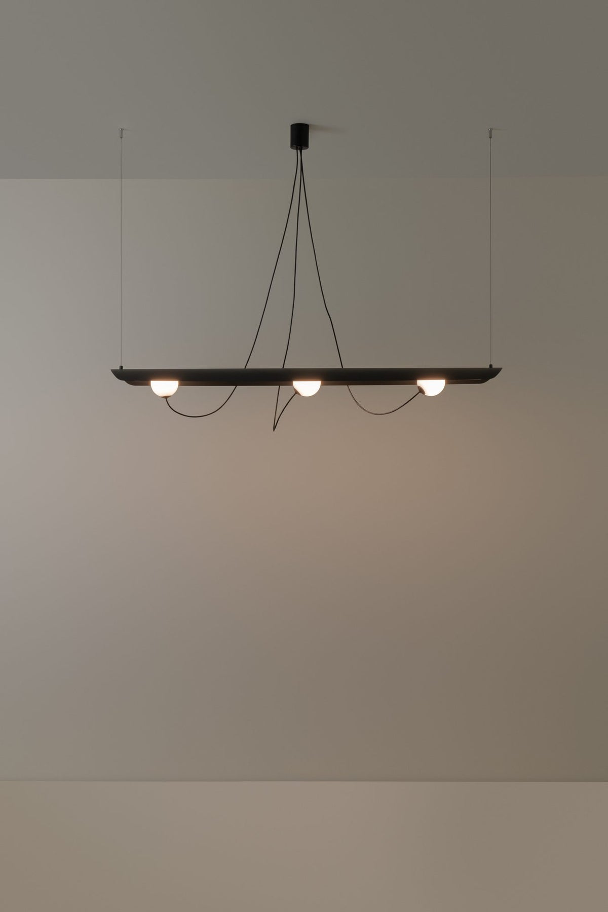 Lámpara colgante de tres luces – Milan Wire – tulipas de cristal conectadas a pantallas textiles mediante hilos, 3 acabados