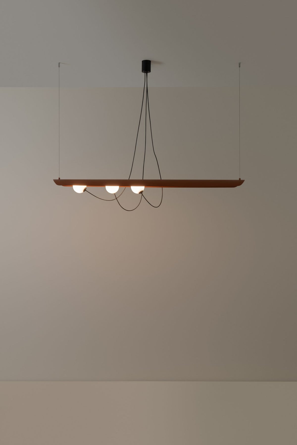 Lámpara colgante de tres luces – Milan Wire – tulipas de cristal conectadas a pantallas textiles mediante hilos, 3 acabados