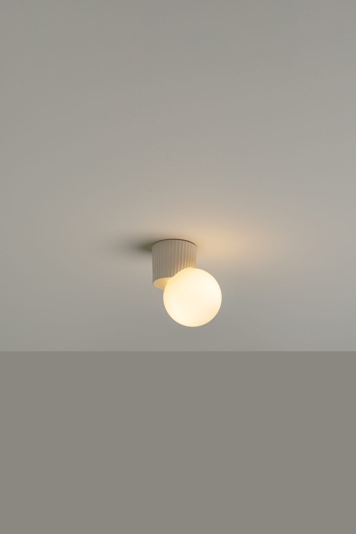 Aplique de pared pequeño – Milan Land – cuerpo cerámico con difusor de vidrio soplado opal, 3 acabados
