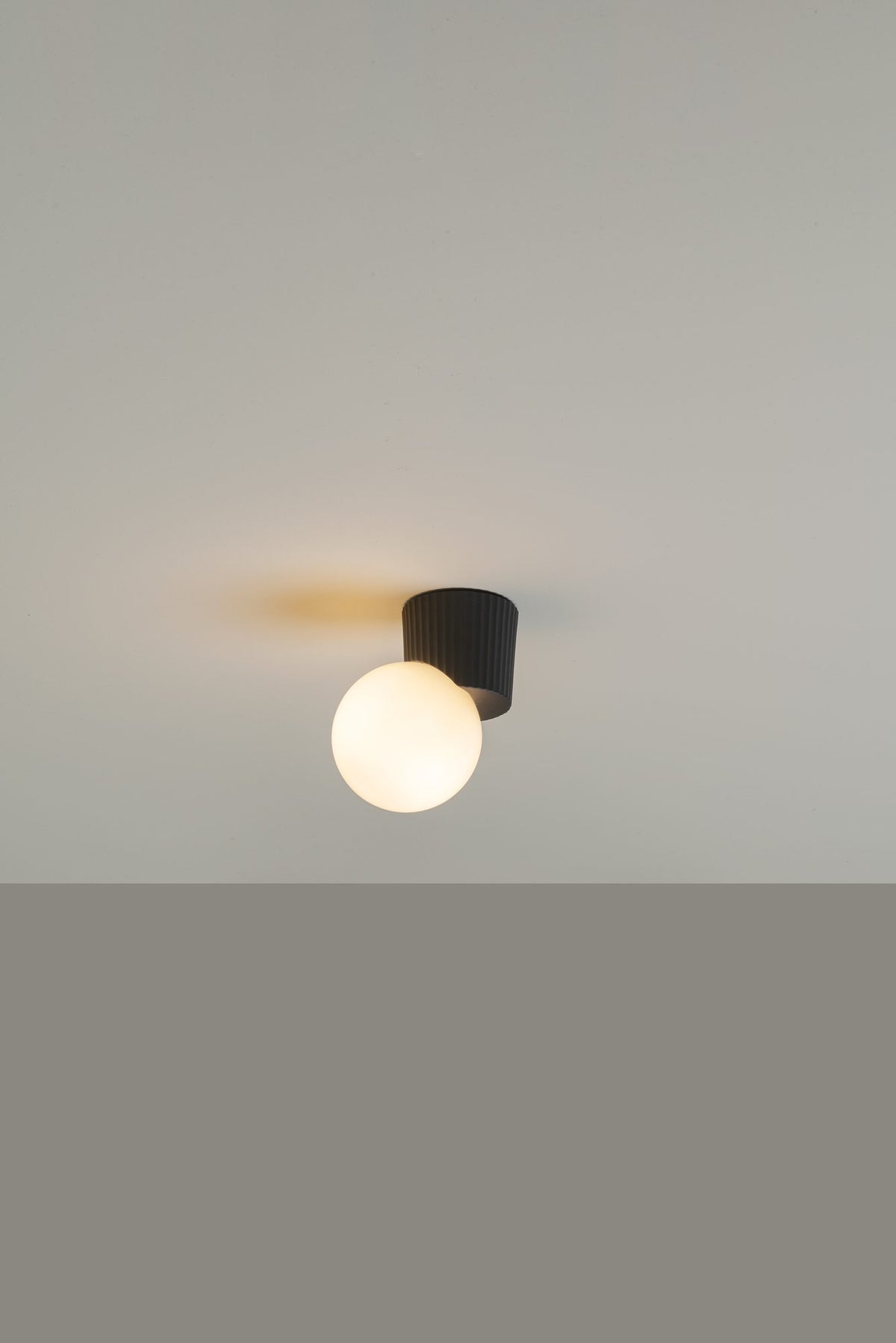 Aplique de pared pequeño – Milan Land – cuerpo cerámico con difusor de vidrio soplado opal, 3 acabados