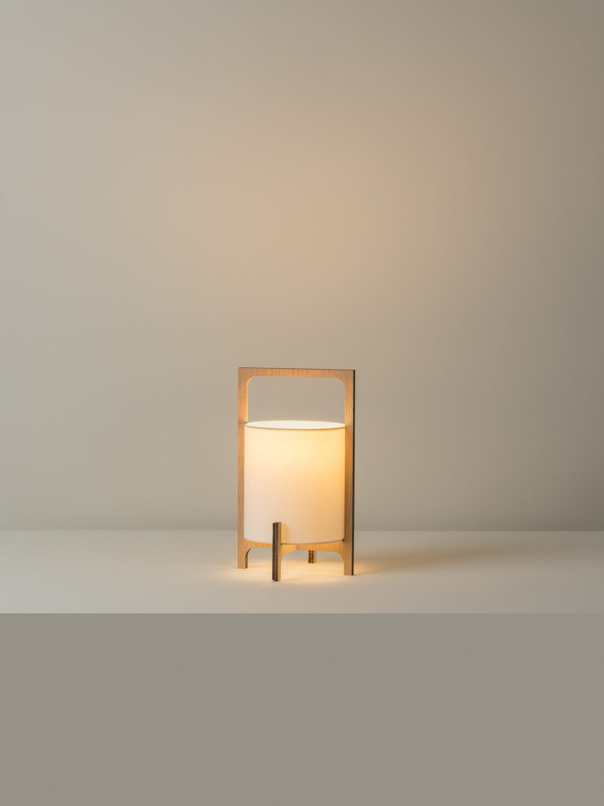 Lámpara portátil pequeña – Milan Khun – estructura en madera de chopo y fresno con pantalla textil, 3 acabados