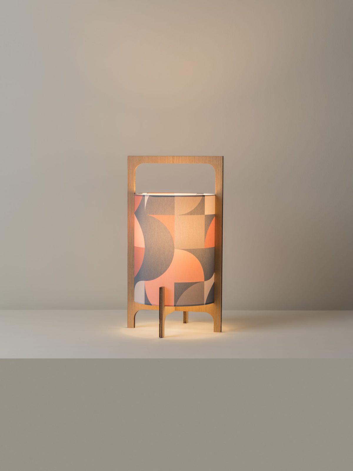 Lámpara de pie de salón de doble cabezal orientable – Milan Third – cuerpo de acero estampado