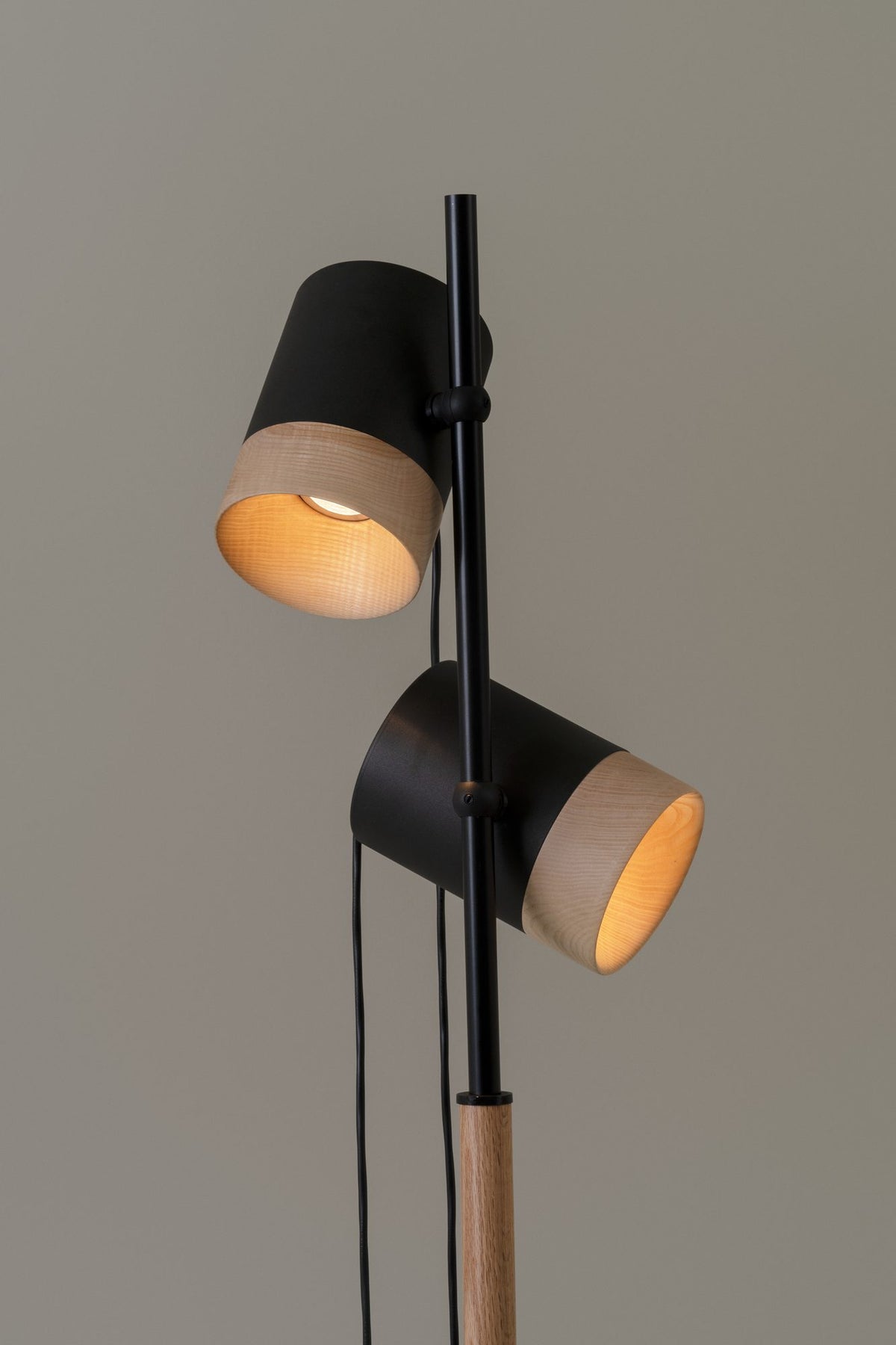 Lámpara de pie de salón de doble cabezal orientable – Milan Third – cuerpo de acero estampado