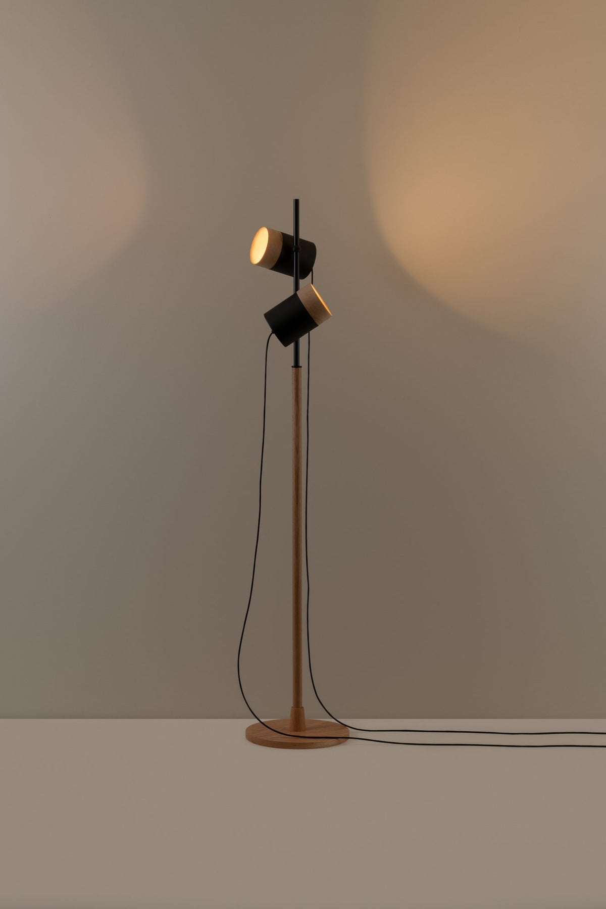 Lámpara de pie de salón de doble cabezal orientable – Milan Third – cuerpo de acero estampado