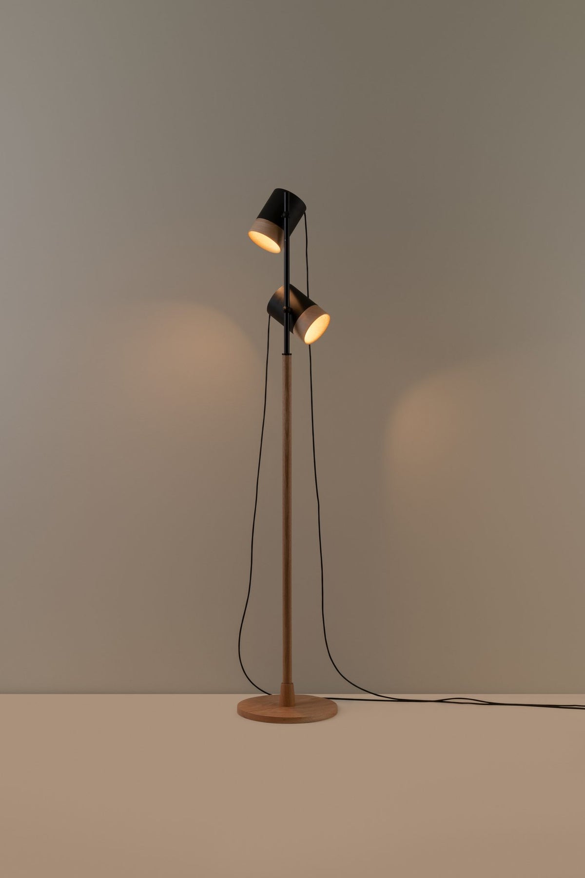 Lámpara de pie de salón de doble cabezal orientable – Milan Third – cuerpo de acero estampado