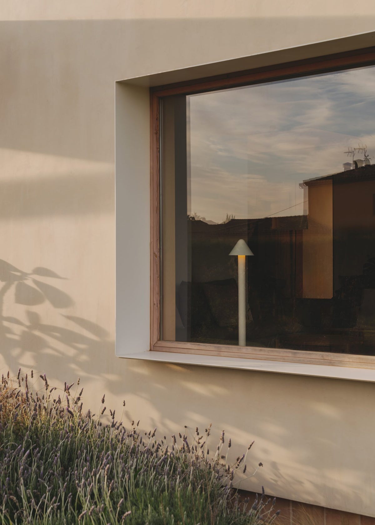 Lámpara de pie de salón 110 cm – Milan Shita – silueta orgánica en acero con pantalla orientable, 4 acabados