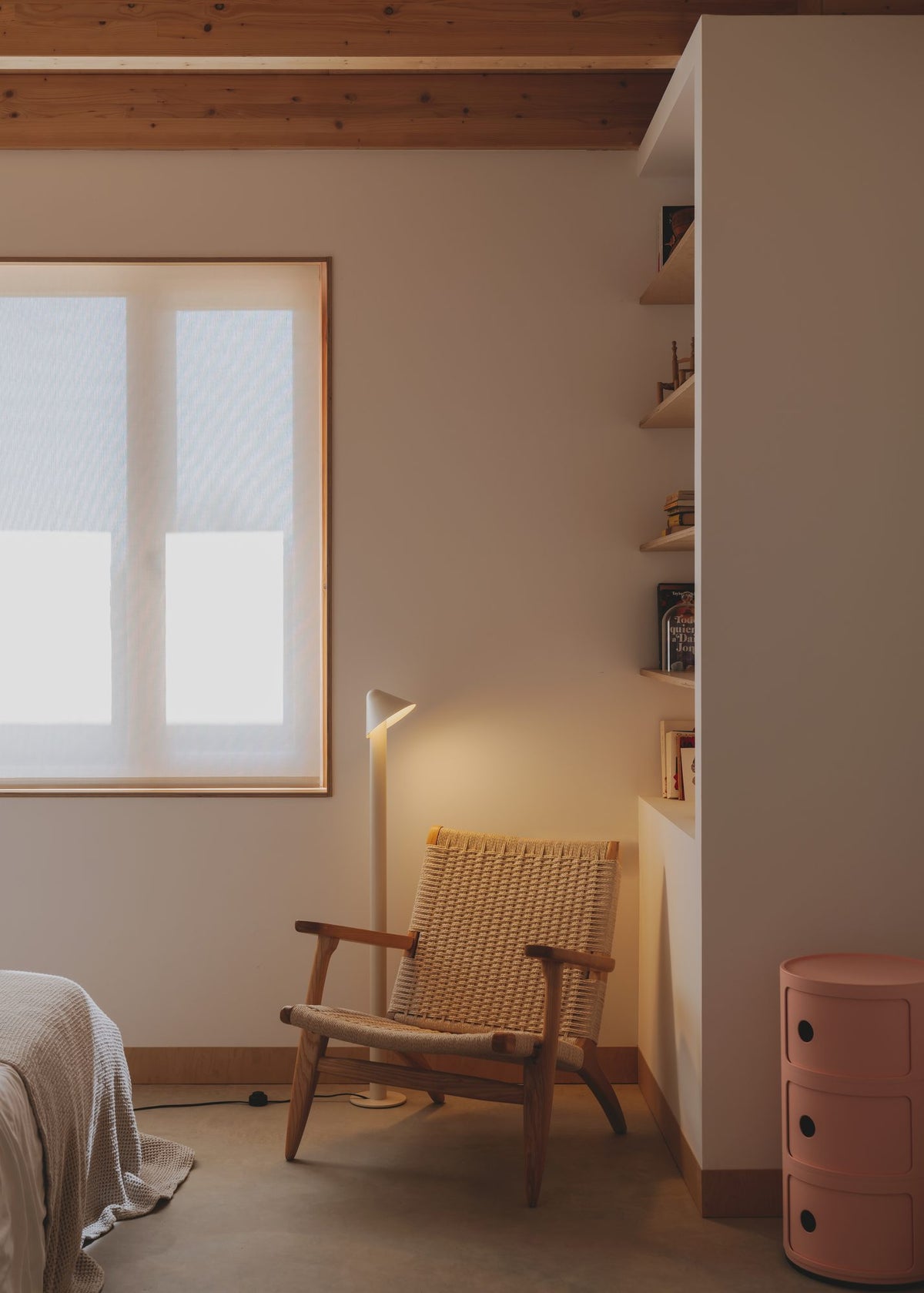 Lámpara de pie de salón 110 cm – Milan Shita – silueta orgánica en acero con pantalla orientable, 4 acabados
