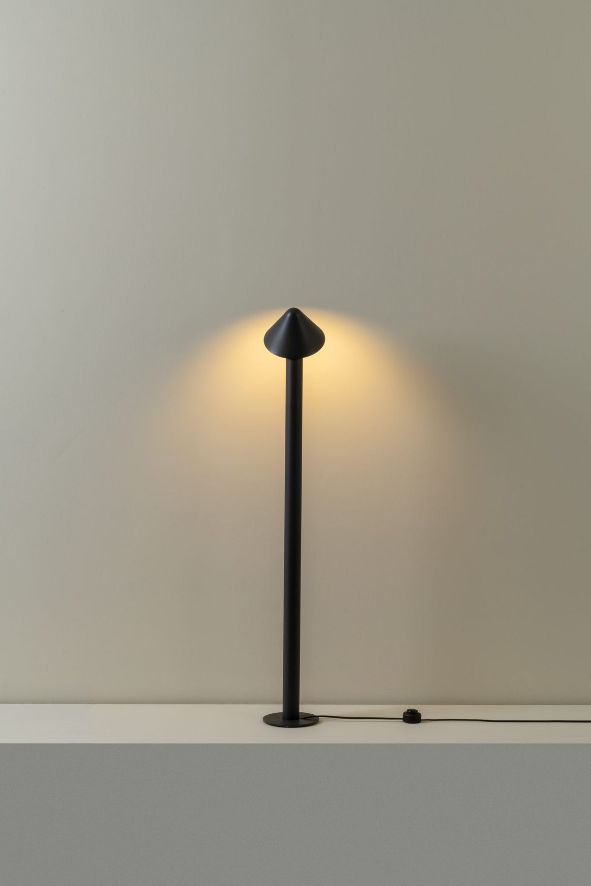 Lámpara de pie de salón 110 cm – Milan Shita – silueta orgánica en acero con pantalla orientable, 4 acabados