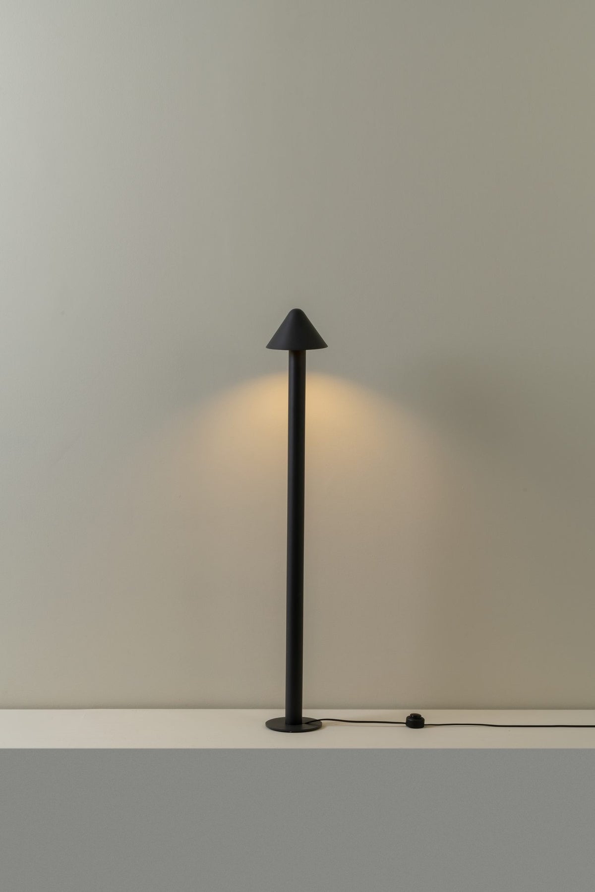 Lámpara de pie de salón 110 cm – Milan Shita – silueta orgánica en acero con pantalla orientable, 4 acabados