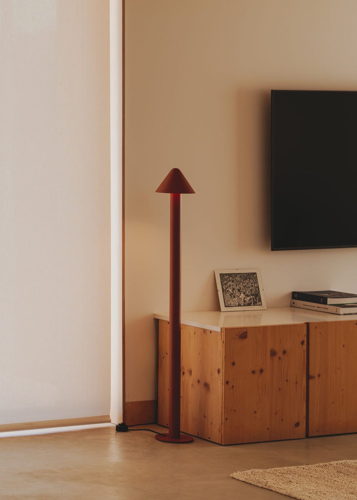 Lámpara de pie de salón 110 cm – Milan Shita – silueta orgánica en acero con pantalla orientable, 4 acabados