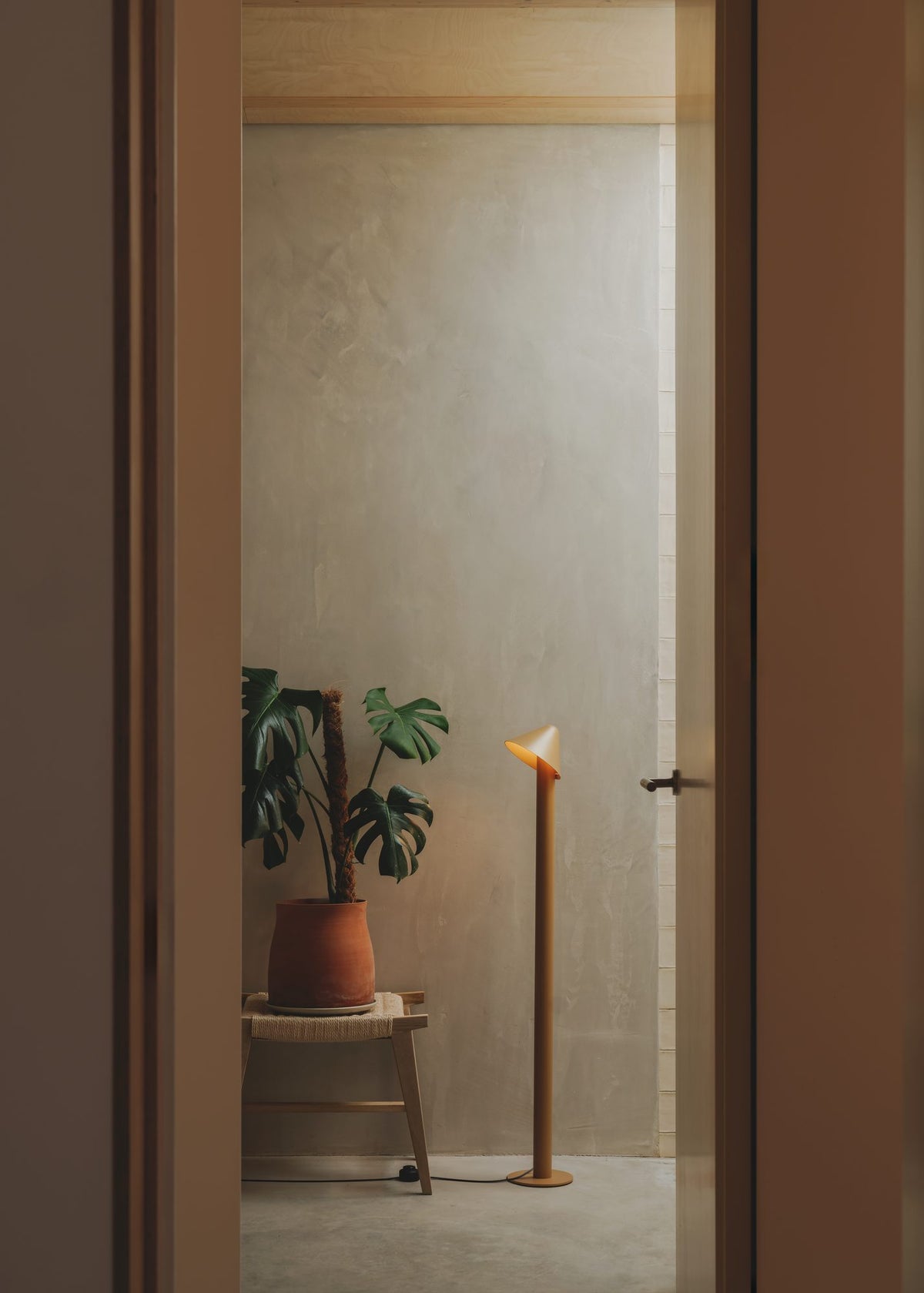 Lámpara de pie de salón 110 cm – Milan Shita – silueta orgánica en acero con pantalla orientable, 4 acabados