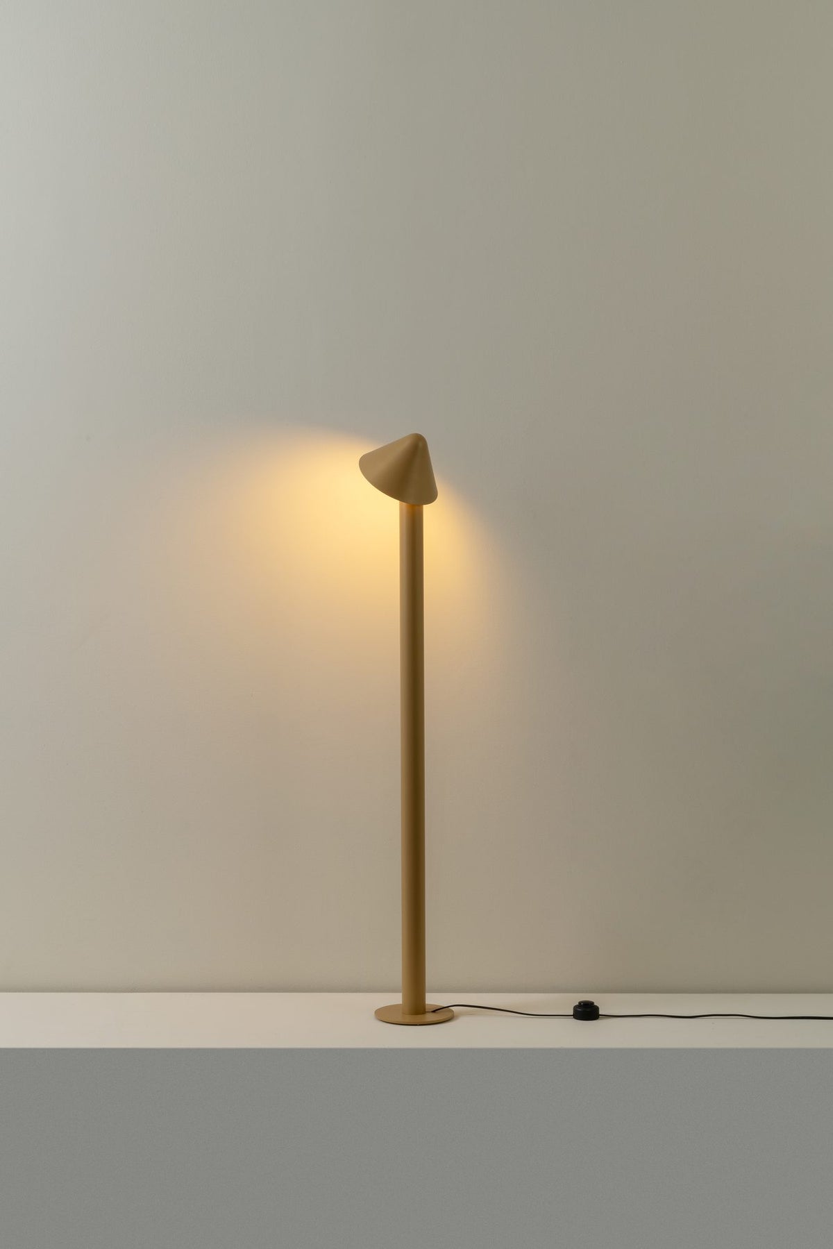 Lámpara de pie de salón 110 cm – Milan Shita – silueta orgánica en acero con pantalla orientable, 4 acabados