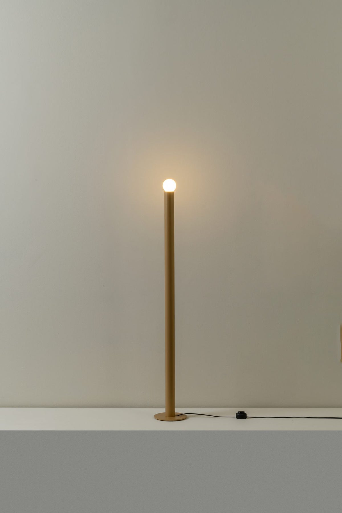 Lámpara de pie de salón 110 cm – Milan Shita – silueta orgánica en acero con pantalla orientable, 4 acabados