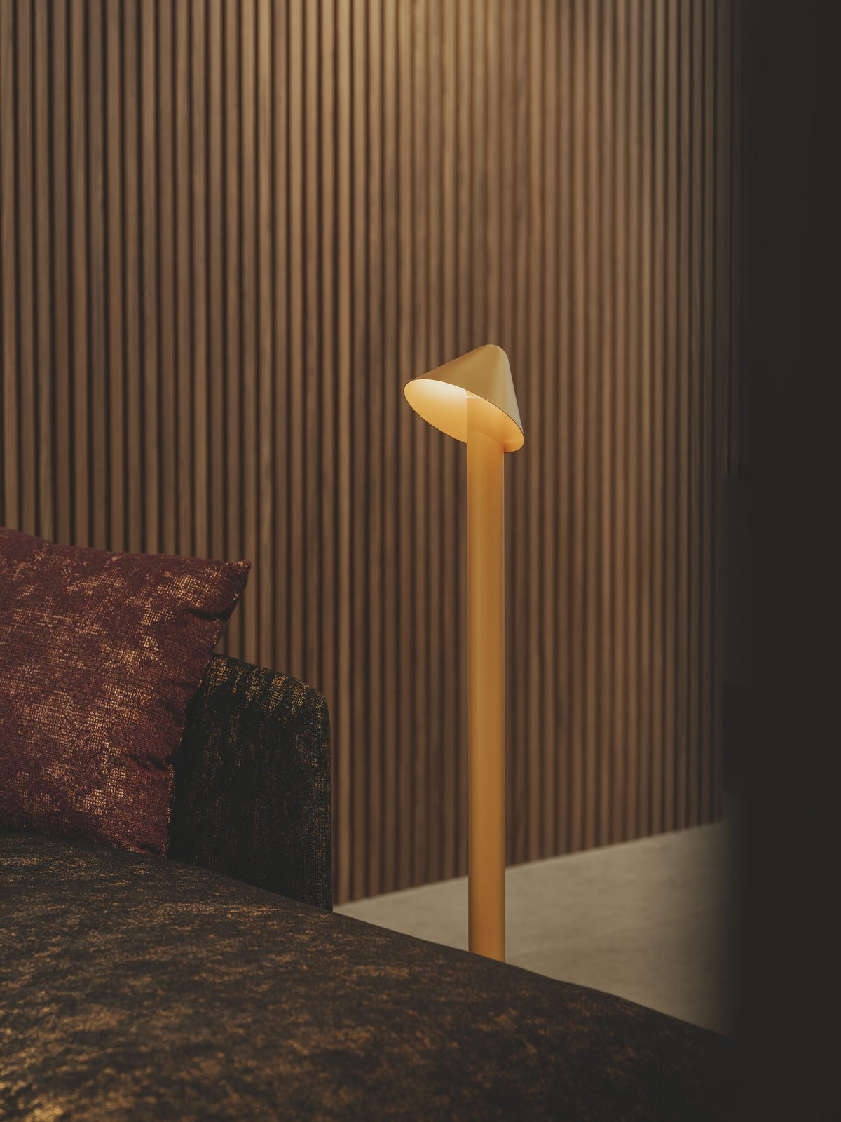 Lámpara de pie de salón 110 cm – Milan Shita – silueta orgánica en acero con pantalla orientable, 4 acabados