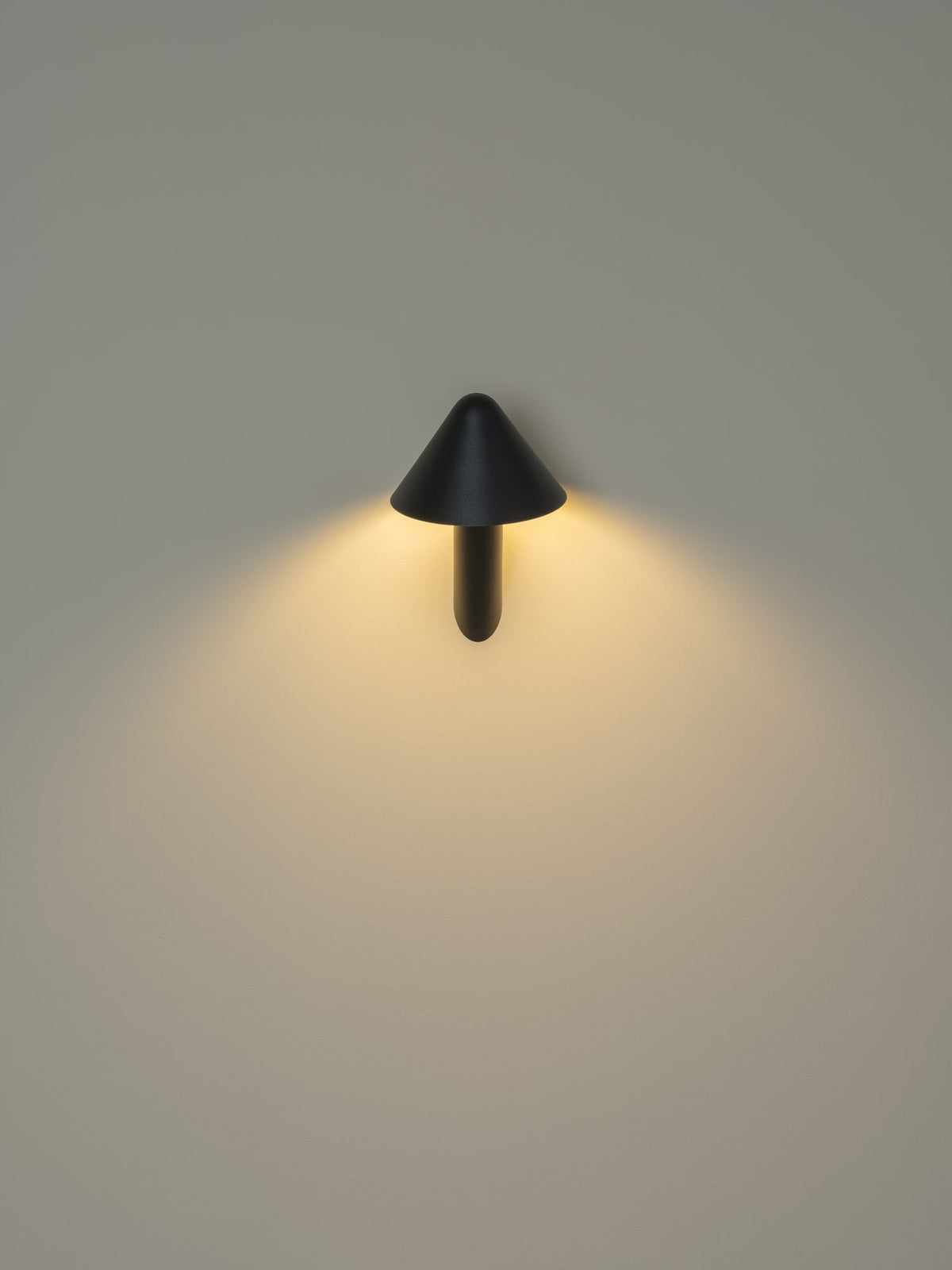 Aplique de pared – Milan Shita – silueta orgánica en acero con pantalla orientable, 4 acabados