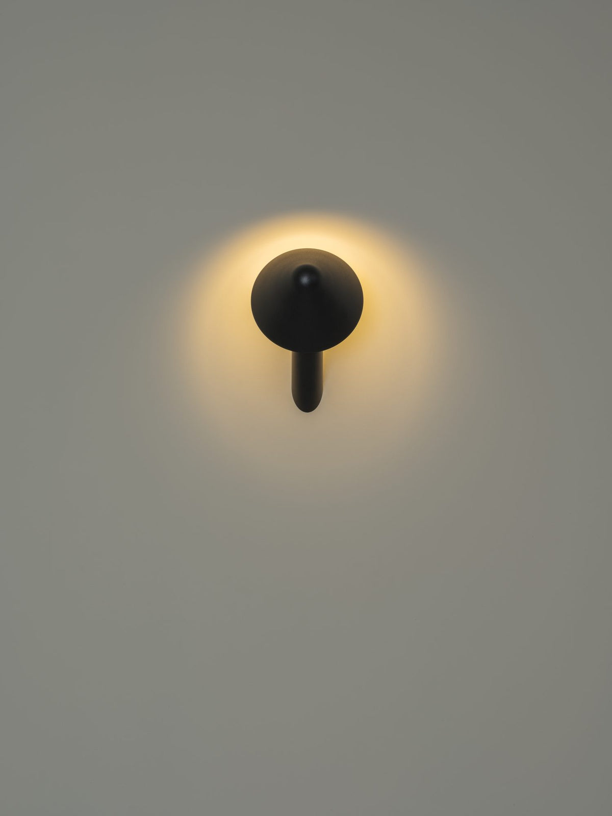 Aplique de pared – Milan Shita – silueta orgánica en acero con pantalla orientable, 4 acabados