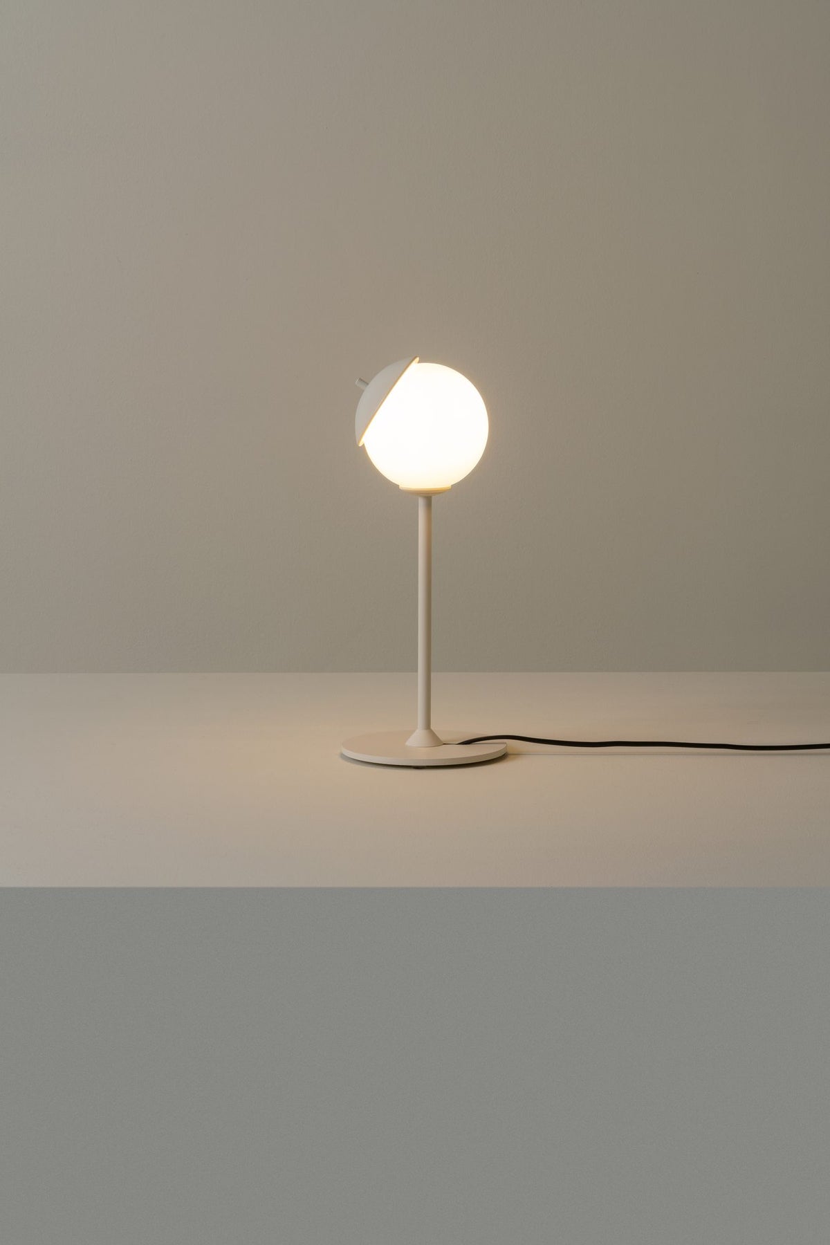 Lámpara de sobremesa 32 cm – Milan Kep – cuerpo de aluminio estampado y lacado, 4 acabados